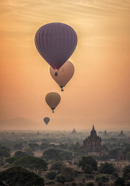 hot-air-balloons-g231d2efa7_640