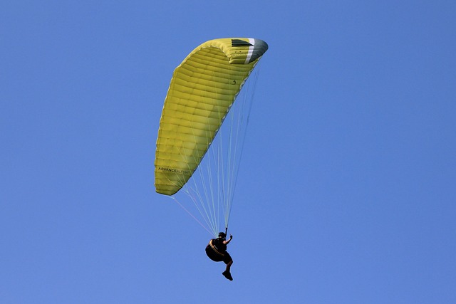 paragliding-g91d15e2ec_640